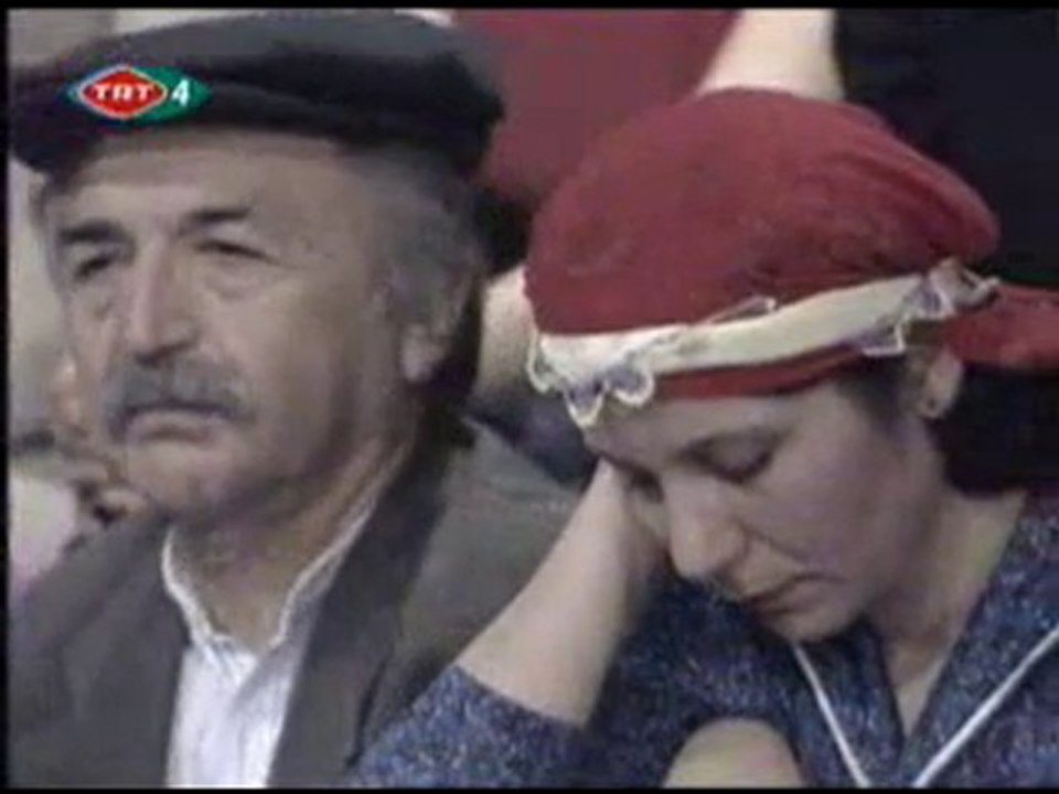 Özlem Özdil_ Gül Düşer Gülün Üstüne