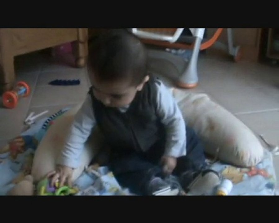 Quentin tient assis