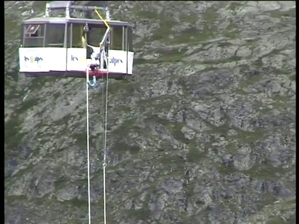 Saut a l'élastique - Télépherique des 2 Alpes 140m - France