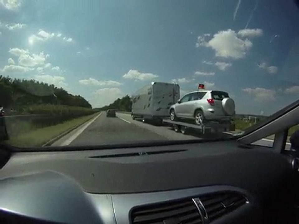 Hayvanlığın bu kadarı !! Karavanın arkasında jeep taşıyor :)