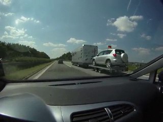 Hayvanlığın bu kadarı !! Karavanın arkasında jeep taşıyor :)