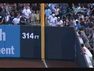 Centrato dalla pallina mentre è al cellulare