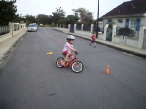 sarah fait du vélo sans roulettes