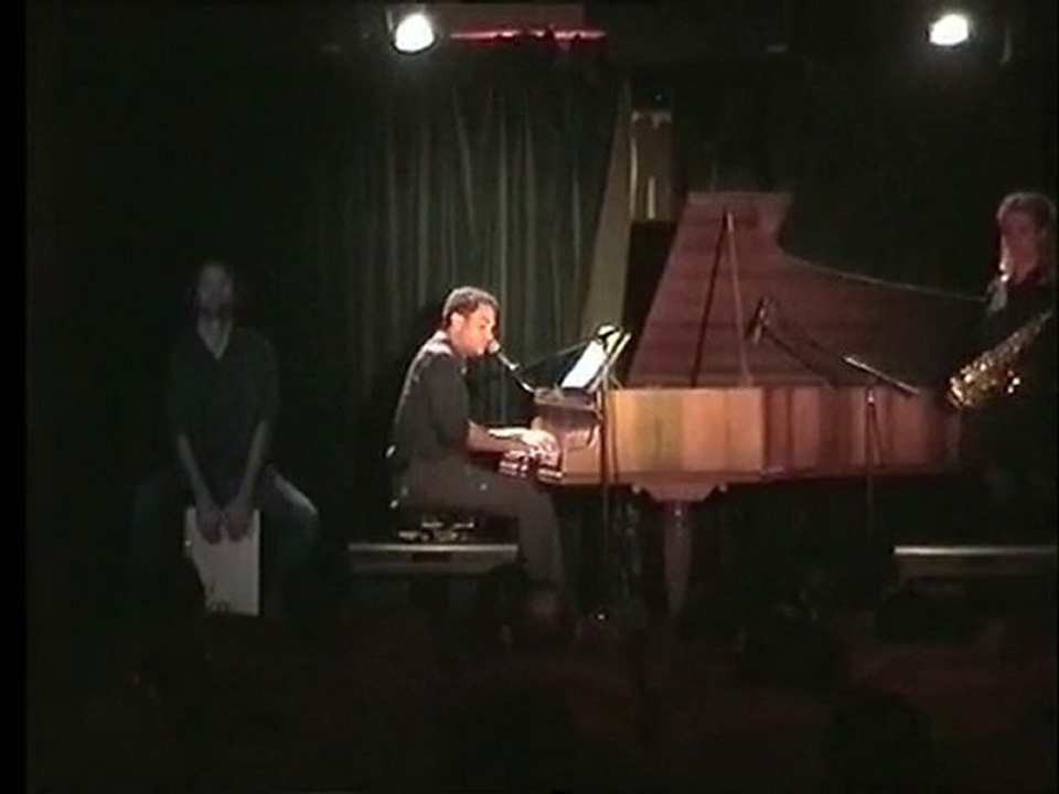 Jann Halexander chante ''Obama avec saxophone et percussions