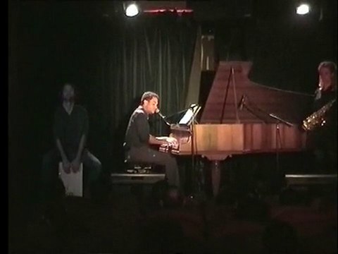 Jann Halexander chante ''Obama avec saxophone et percussions