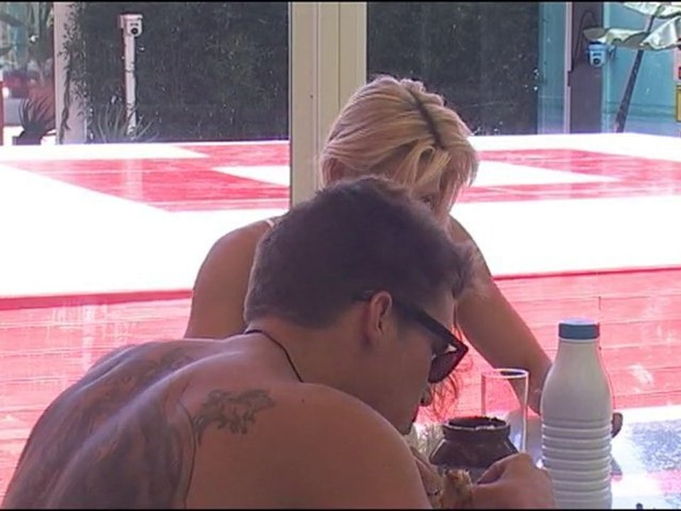 Caroline : violette amère ...