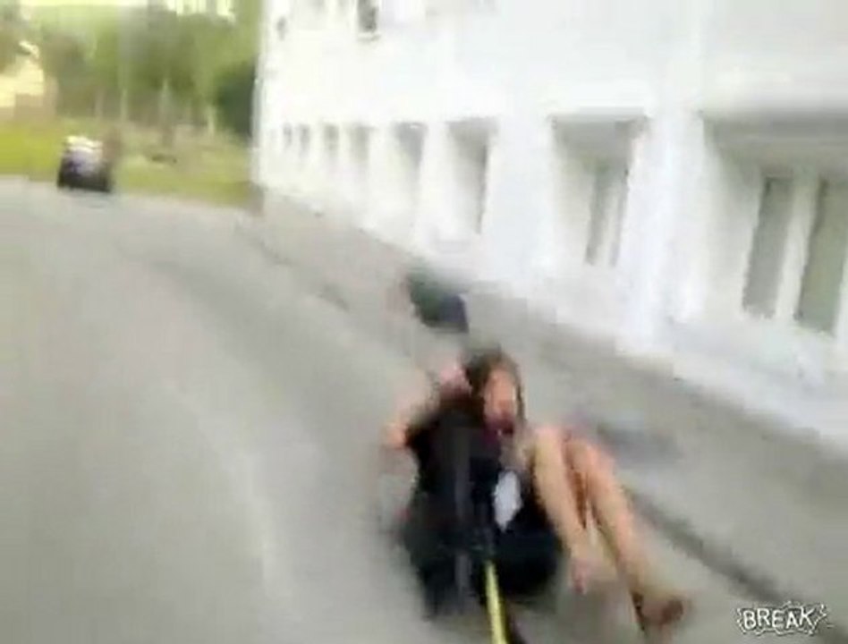 Des jeunes, une voiture et des chaises.