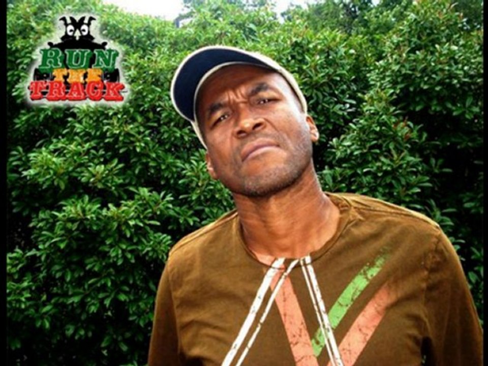 Carlton Livingston - Jingle Run The Track