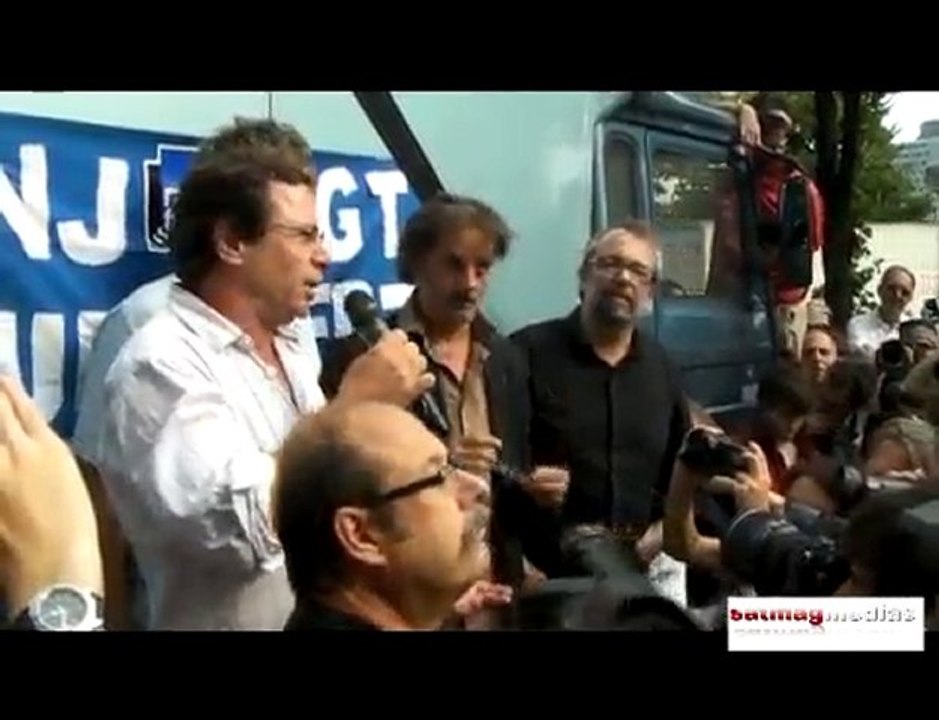 Manifestation de soutien Didier Porte et Stephane Guillon 1