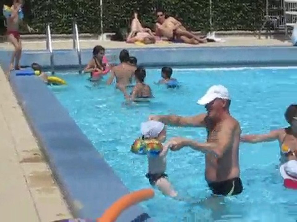 Léa et Théa sautent dans la piscine