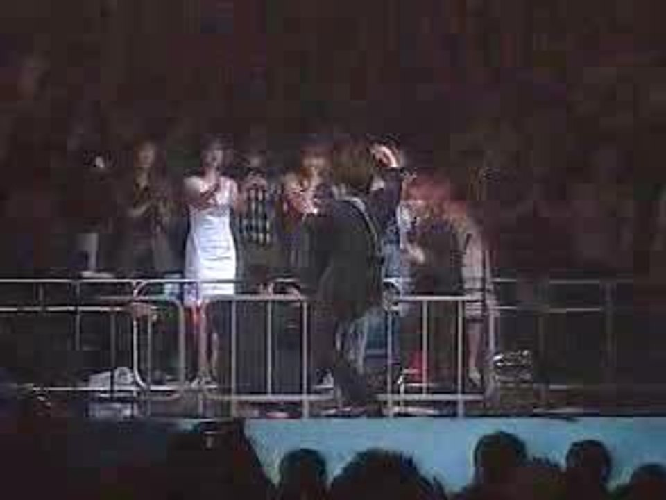 Gackt - Falls Off Stage