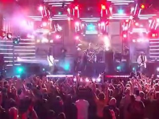 Korn Performs "Oildale (Leave Me Alone)"