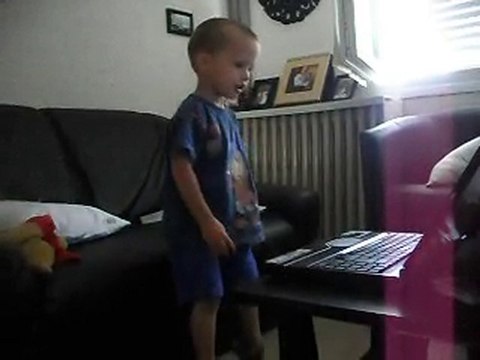 Lucas danse sur rené la taupe