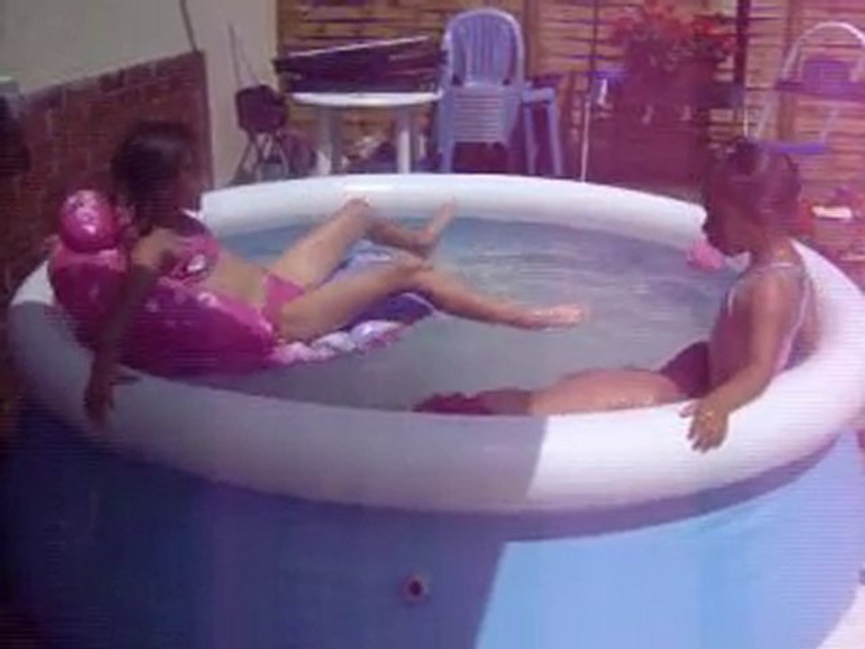 mes 3 enfants dans leur piscine avec une journee en soleillé