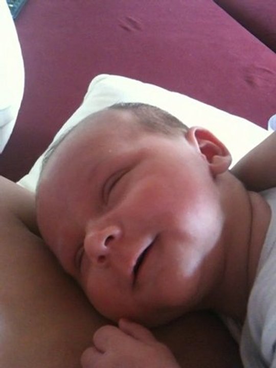 bébé Tyliann a 1 mois qui rigole