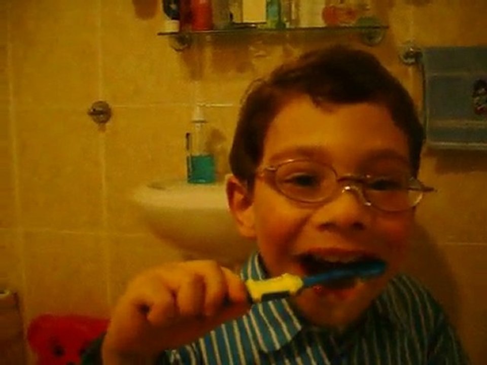 Demir: Dislerimi fircaliyorum - I am brushing my teeth