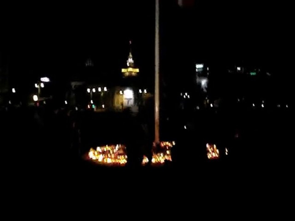 POD PAŁACEM I NA PL. ZWYCIĘSTWA LUDZIE ODDAJĄ HOŁD POLEGŁYM