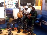 Mamadou Dramé joue de la kora au salon du  tourisme de Dakar