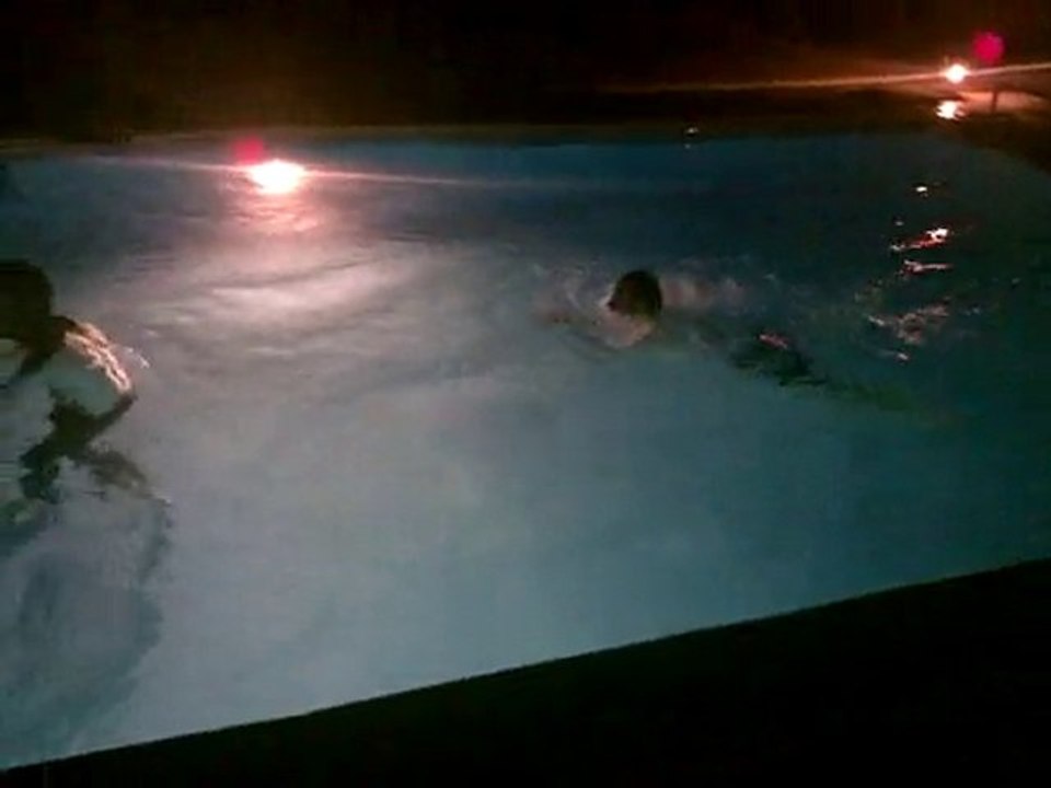 Chute au  bord d'une piscine