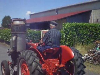 Tracteur gazogène qui roule