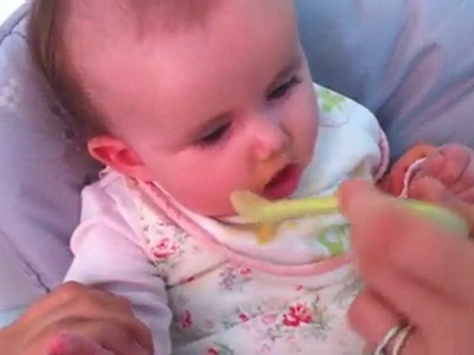 Premier vrai repas... Une compote!