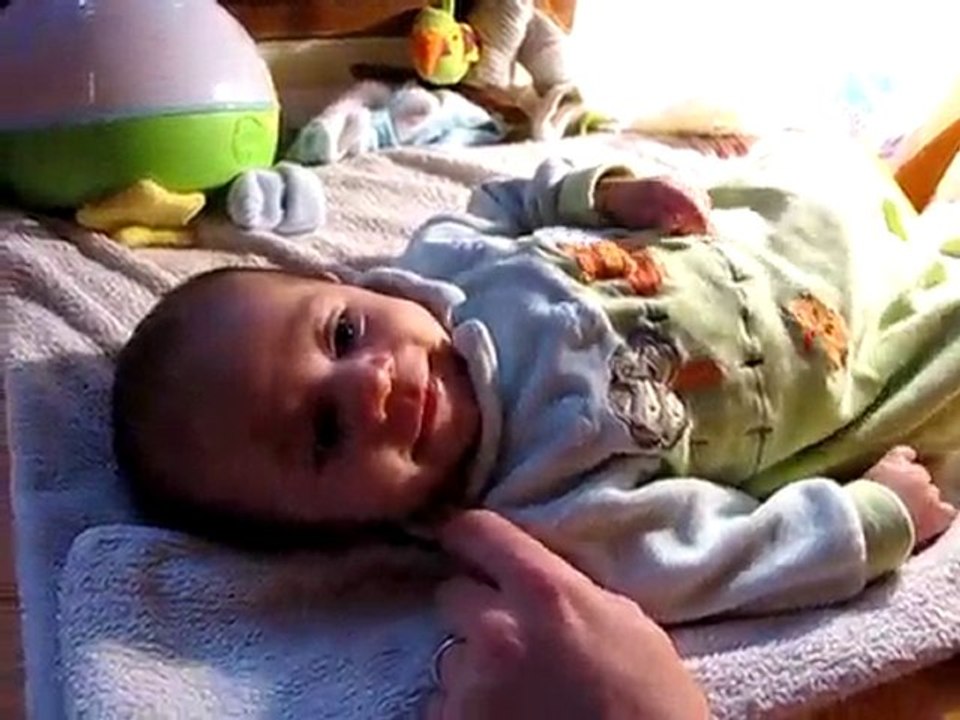 sur la table à langer, 2 mois et demi