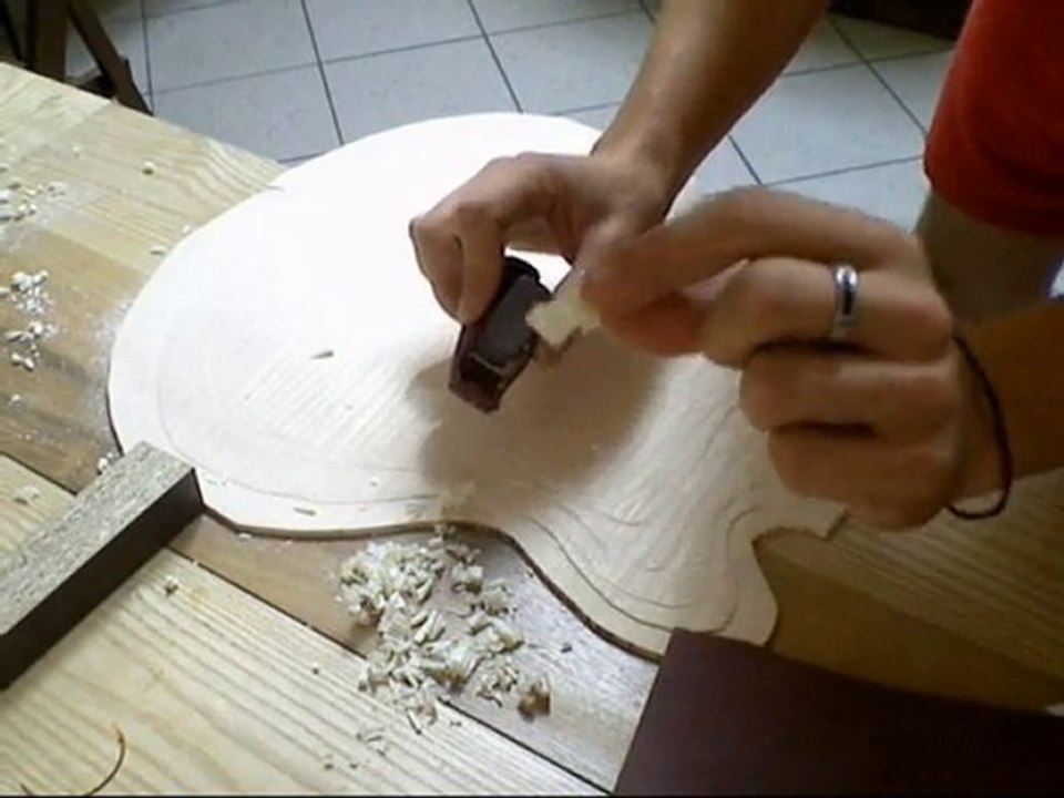 Kenzo Lutherie Guitare - Réalisation d'un galbe de guitare