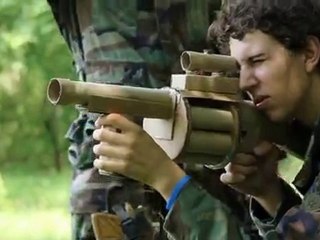 Giochi di guerra con armi di cartone