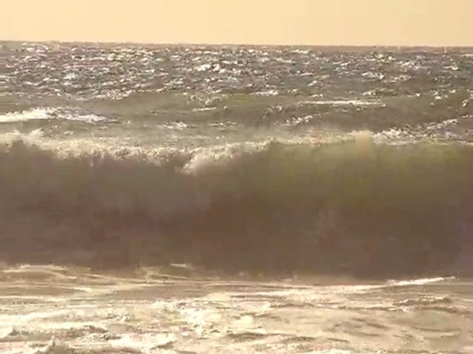 mimisan plage la mer est un peu énèrvée,grosse vague...