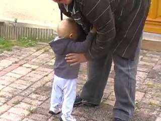 Les premiers pas de Léo : 21 juin 2010 !