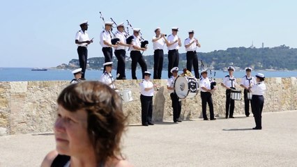 Le Bagad du CIN Saint-Mandrier à Antibes.