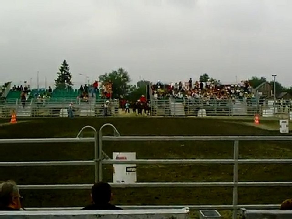 compétition de barrel race au festival bike country