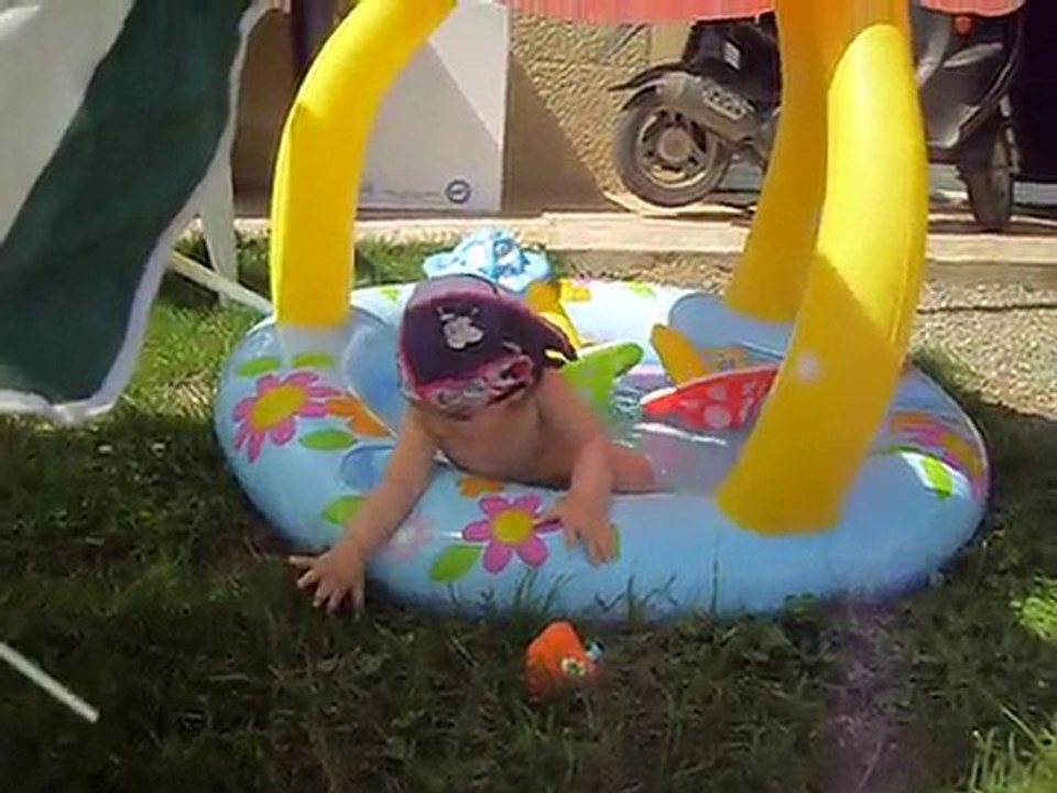 lena  dans la  piscine