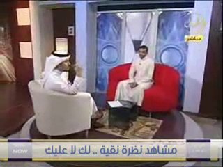 رجل مسن يصلي بقدم واحدة
