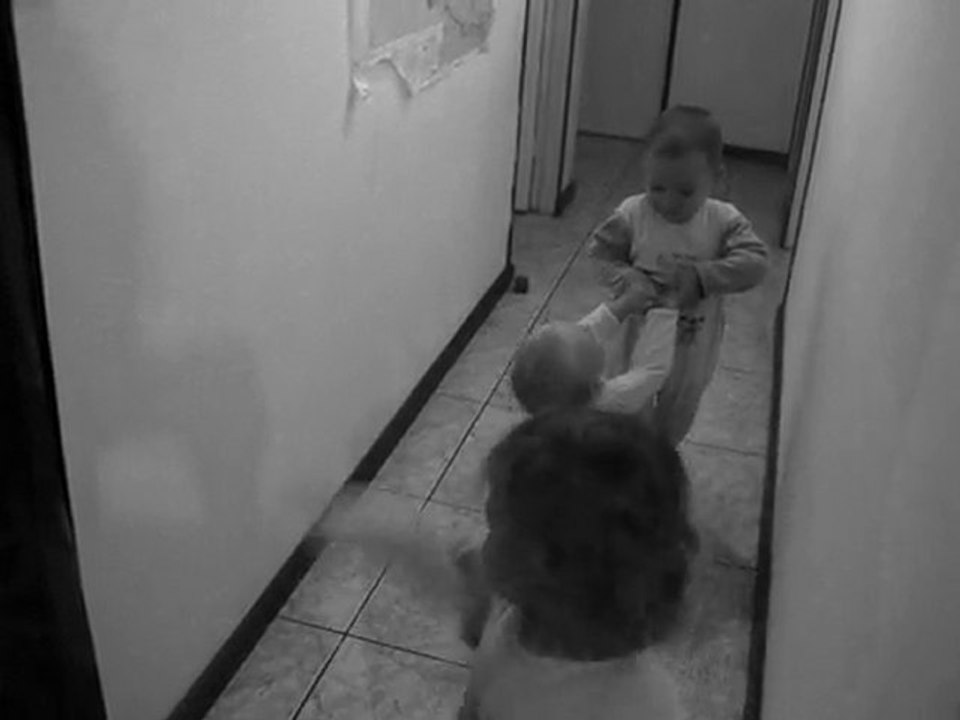 Ismaël et Niamey "aident" Isaïah à marcher