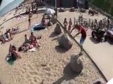 Salto acrobatico e figuraccia in spiaggia
