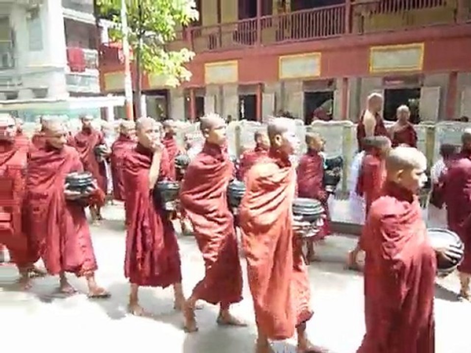 [Birmanie] Dejeuner de moines a Amarapura