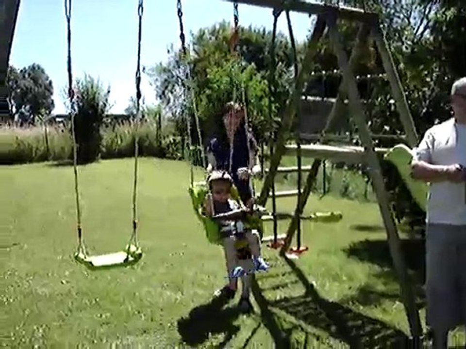 Antonin fait de la balançoire
