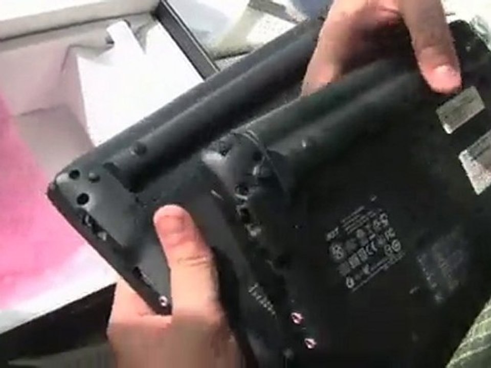 ACER Aspire One 533 Unboxing & Comparison on Taipei MRT
