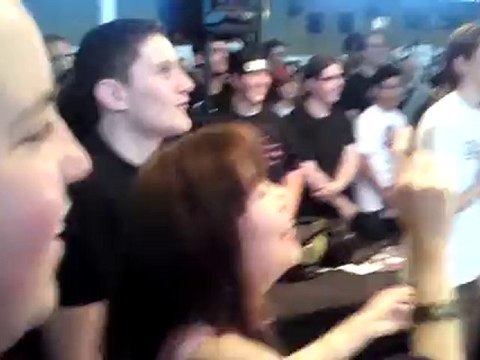 Japan Expo 2010 - Suzuka met l'ambiance sur le stand Nolife