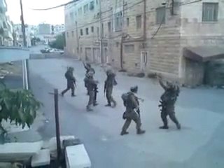 Télécharger la video: Des soldats israéliens dansent dans une rue d'Hébron