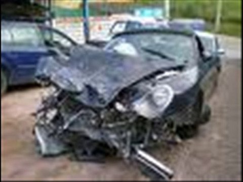 voiture et moto et camion avant accident