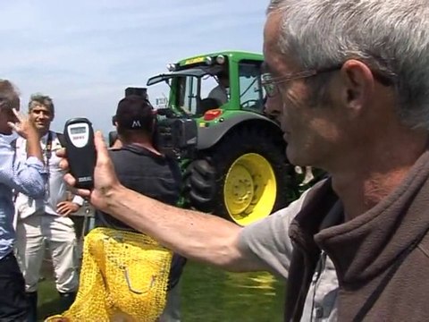 In Brittany local efforts clear algae from waters