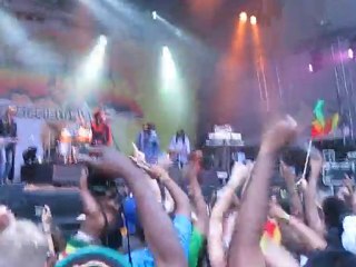 Julian Feat. Damian Marley - Violence In The Street - LIVE!!