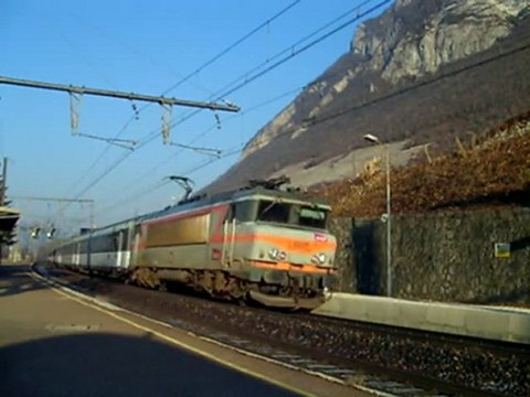 BB22200 et rame couchettes à Montmélian