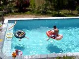 20100628 Nico attaque papa piscine Corse