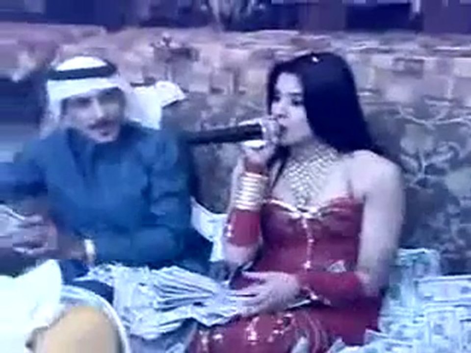 شيوخ الخليج والدولارات والمغنيات اتفرج يا مسلم