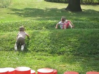 on se roule dans l'herbe