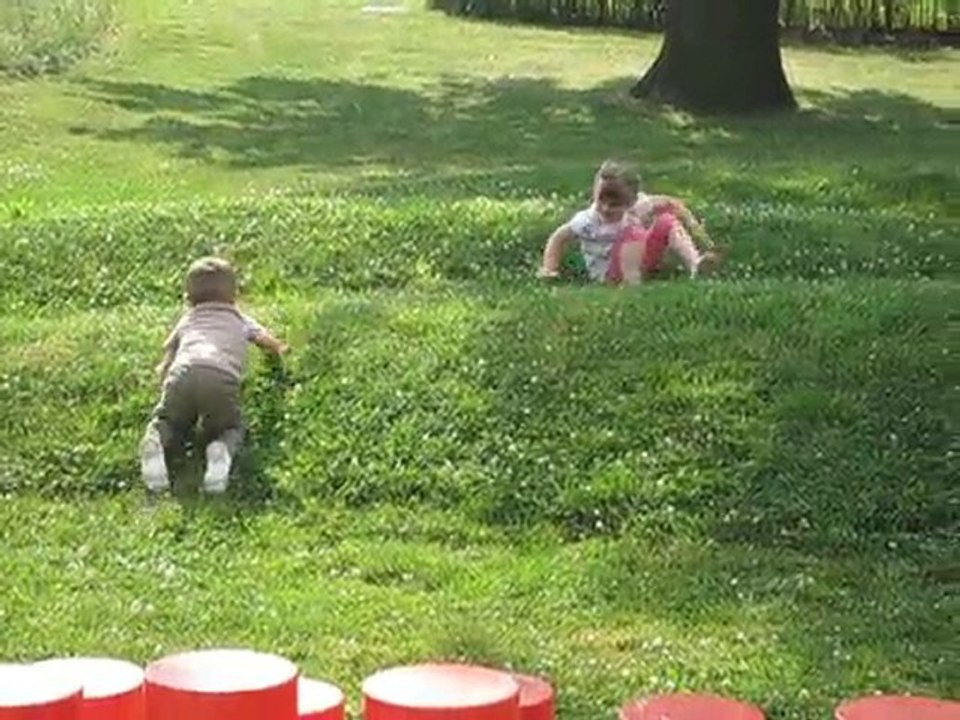 on se roule dans l'herbe