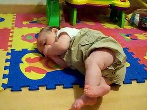 Axel se retourne tout seul, 3 mois et demi